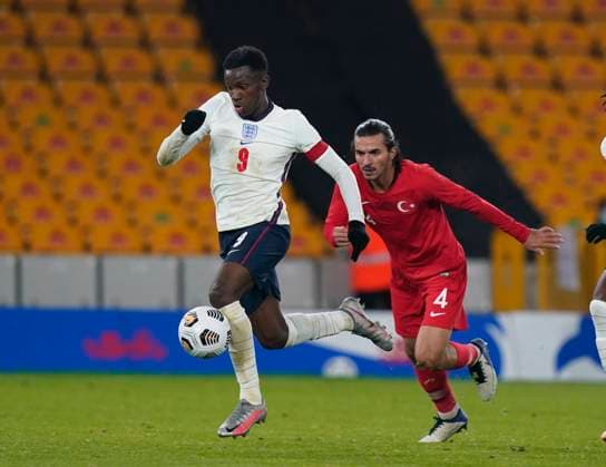 Eddie Nketiah of England forges forward past Huseyin Turkmen of Turkey during the UEFA EURO, EM, Europameisterschaft,Fussball U21, U 21 Qualifying match at Molineux, Wolverhampton. Picture date: 13th October 2020. Picture credit should read: Andrew Yates Sportimage EDITORIAL USE ONLY. No use with unauthorised audio, video, data, fixture lists, club league logos or live services. Online in-match use limited to 120 images, no video emulation. No use in betting, games or single club league player publications. SPI-0696-0045