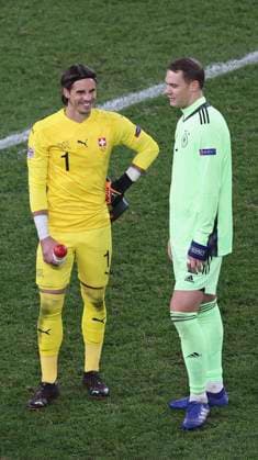 Deutschland, Koeln, Rhein-Energie-Stadion, 13.10.2020, emspor, emonline, euspor, euonline, Deutschland vs. Schweiz, Fussball, UEFA Nations League Bild: v. li. Torwart Yann Sommer (Schweiz) und Torwart Manuel Neuer (Deutschland) DFL REGULATIONS PROHIBIT ANY USE OF PHOTOGRAPHS AS IMAGE SEQUENCES AND OR QUASI-VIDEO. Copyright: HMBxMedia xHeikoxBecker