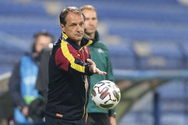 Faruk Hadzibegic (Trainer Montenegro) wirft einen Ball, Freisteller, Einzelbild, Aktion, Ganzkörper Fussball, UEFA Nations League 2020 21, Saison 2020-2021, 4. Spieltag, Gruppe C 13.10.2020 Montenegro - Luxemburg (Crna Gore vs Luxembourg) Stadion pod Goricom, Podgorica