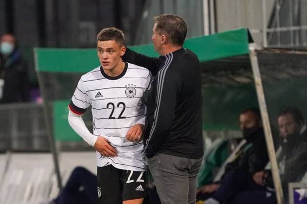 Florian Wirtz (Deutschland, Germany U21, U 21 mit Trainer Stefan Kuntz (Deutschland, Germany U21) - 13.10.2020: Deutschland vs. Bosnien-Herzegowina, U21 EM-Qualifikation, Sportpark Ronhof Fuerth DISCLAIMER: DFB regulations prohibit any use of photographs as image sequences and or quasi-video. *** Florian Wirtz Germany, Germany U21 with coach Stefan Kuntz Germany, Germany U21 13 10 2020 Germany vs. Bosnia Herzegovina, U21 European Qualification, Sportpark Ronhof Fuerth DISCLAIMER DFB regulations prohibit any use of photographs as image sequences and or quasi video