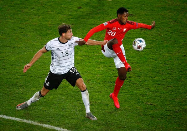 Deutschland, Köln, Rhein-Energie Stadion 13.10.2020 Fussball: UEFA Nations League, Deutschland : Schweiz 3-3 Leon GORETZKA (GER) li.- und Edimilson FERNANDES (SUI) re.- *** Germany, Cologne, Rhein Energy Stadium 13 10 2020 Sports Football UEFA Nations League, Germany Switzerland 3 3 Leon GORETZKA GER li and Edimilson FERNANDES SUI re