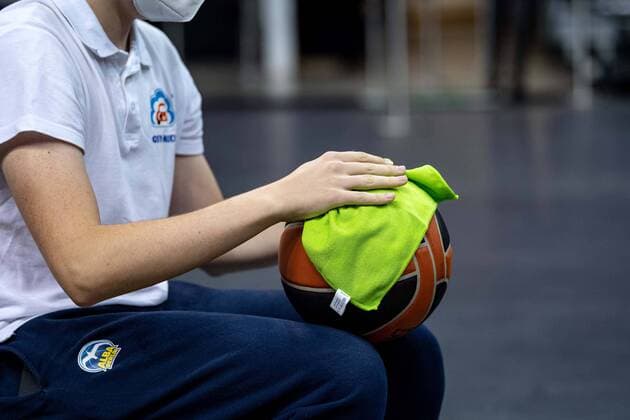 Basketball Berlin 13.10.2020 Saison 2020 2021 Euroleague Regular Season 3. Spieltag Alba Berlin - Anadolu Efes Istanbul Bälle werden durch Balljungen während des Spiels desinfiziert Vovid-19 Corona Hygienemaßnahmen