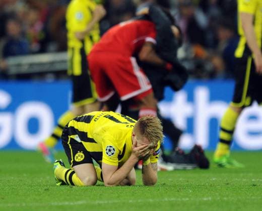 Championsleague Finale: Borussia Dortmund - FC Bayern Muenchen 25.05.2013 . Marco Reus (BvB) enttaeuscht nach dem Schlusspfiff . Im Hintergrund jubeln die Bayern