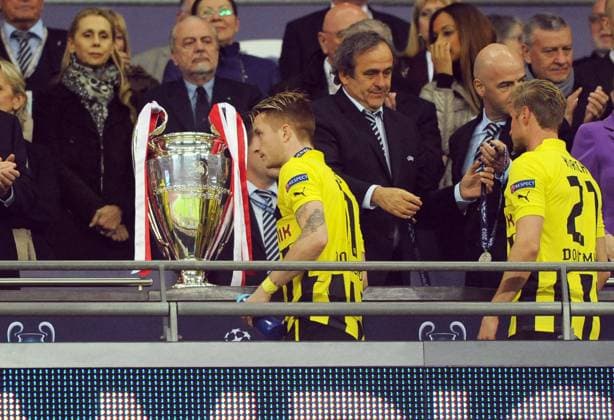 Championsleague Finale: Borussia Dortmund - FC Bayern Muenchen 25.05.2013 . Marco Reus (BvB) geht am Pokal vorbei. Re: UEFA-Praesident Platini und Oliver Kirch (BvB).