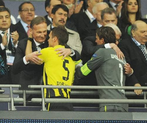 Championsleague Finale: Borussia Dortmund - FC Bayern Muenchen 25.05.2013 . Geschaeftsfuehrer Hans-Joachim Watzke (BvB) umarmt Sebastian Kehl. Re: Praesident Dr. Reinhard Rauball mit Roman Weidenfeller.