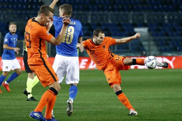 Bergamo - (lr) Nicolo Barella of Italy, Daley Blind of Holland during the UEFA Nations League match between Italy and the Netherlands at the Stadium Atleti Azzurri d Italia on October 14, 2020 in Bergamo, Italy. ANP KOEN VAN WEEL UEFA Nations League qualifier 2020 2021 xVIxANPxSportx xxANPxIVx