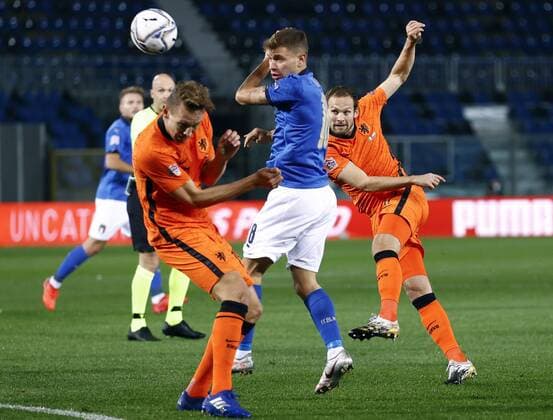 Bergamo - (lr) Nicolo Barella of Italy, Daley Blind of Holland during the UEFA Nations League match between Italy and the Netherlands at the Stadium Atleti Azzurri d Italia on October 14, 2020 in Bergamo, Italy. ANP KOEN VAN WEEL UEFA Nations League qualifier 2020 2021 xVIxANPxSportx xxANPxIVx
