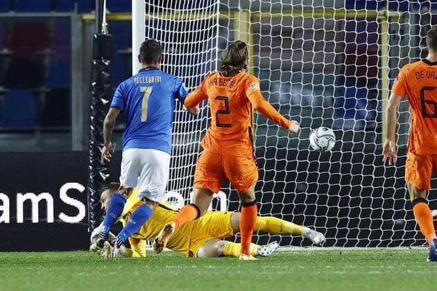 Bergamo - (lr) Lorenzo Pellegrini of Italy scores the 1-0, Holland keeper Jasper Cillessen, Hans Hateboer of Holland during the UEFA Nations League match between Italy and the Netherlands at the Stadium Atleti Azzurri d Italia on October 14, 2020 in Bergamo, Italy. ANP KOEN VAN WEEL UEFA Nations League qualifier 2020 2021 xVIxANPxSportx xxANPxIVx