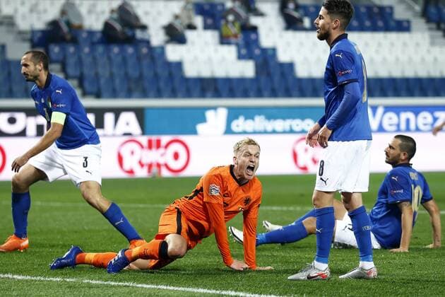 Bergamo - (lr) Giorgio Chiellini of Italy, Donny van de Beek of Holland, Jorginho of Italy, Leonardo Bonucci of Italy during the UEFA Nations League match between Italy and the Netherlands at the Stadium Atleti Azzurri d Italia on October 14, 2020 in Bergamo, Italy . ANP KOEN VAN WEEL UEFA Nations League qualifier 2020 2021 xVIxANPxSportx xxANPxIVx