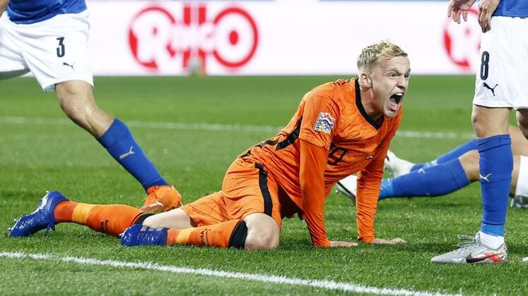 Bergamo - (lr) Donny van de Beek of Holland celebrates 1-1 during the UEFA Nations League match between Italy and the Netherlands at the Stadium Atleti Azzurri d Italia on October 14, 2020 in Bergamo, Italy. ANP KOEN VAN WEEL UEFA Nations League qualifier 2020 2021 xVIxANPxSportx xxANPxIVx