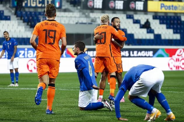 Bergamo - (lr) Donny van de Beek of Holland and Memphis Depay of Holland celebrate the 1-1 during the UEFA Nations League match between Italy and the Netherlands at the Stadium Atleti Azzurri d Italia on October 14, 2020 in Bergamo, Italy. ANP KOEN VAN WEEL UEFA Nations League qualifier 2020 2021 xVIxANPxSportx xxANPxIVx