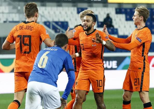 Bergamo - (lr) Luuk de Jong of Holland, Memphis Depay of Holland, Donny van de Beek of Holland, Frenkie de Jong of Holland celebrate the 1-1 during the UEFA Nations League match between Italy and the Netherlands in the Stadium Atleti Azzurri d Italia on October 14, 2020 in Bergamo, Italy. ANP KOEN VAN WEEL UEFA Nations League qualifier 2020 2021 xVIxANPxSportx xxANPxIVx