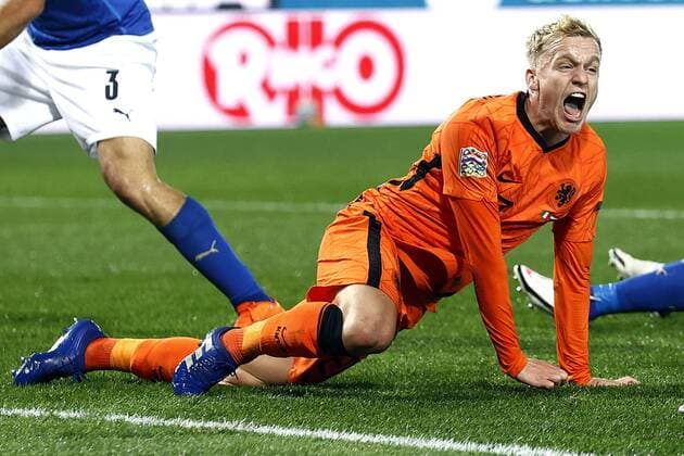 Bergamo - (lr) Donny van de Beek of Holland celebrates 1-1 during the UEFA Nations League match between Italy and the Netherlands at the Stadium Atleti Azzurri d Italia on October 14, 2020 in Bergamo, Italy. ANP KOEN VAN WEEL UEFA Nations League qualifier 2020 2021 xVIxANPxSportx xxANPxIVx