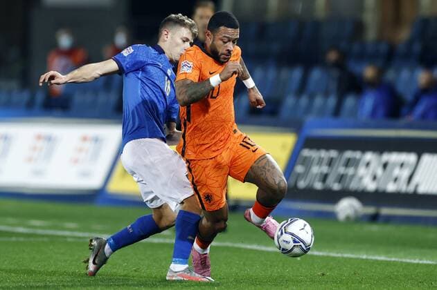 Bergamo - (lr) Nicolo Barella of Italy, Memphis Depay of Holland during the UEFA Nations League match between Italy and the Netherlands at the Stadium Atleti Azzurri d Italia on October 14, 2020 in Bergamo, Italy. ANP KOEN VAN WEEL UEFA Nations League qualifier 2020 2021 xVIxANPxSportx xxANPxIVx