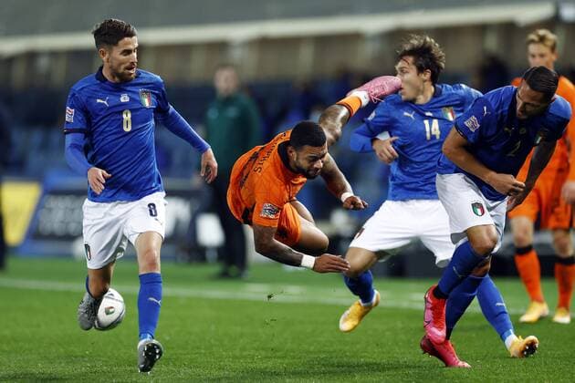 Bergamo - (lr) Jorginho of Italy, Memphis Depay of Holland, Federico Chiesa of Italy, Danilo D Ambrosio of Italy during the UEFA Nations League match between Italy and the Netherlands at the Stadium Atleti Azzurri d Italia on October 14, 2020 in Bergamo, Italy . ANP KOEN VAN WEEL UEFA Nations League qualifier 2020 2021 xVIxANPxSportx xxANPxIVx