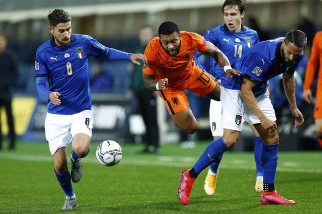 Bergamo - (lr) Jorginho of Italy, Memphis Depay of Holland, Federico Chiesa of Italy, Danilo D Ambrosio of Italy during the UEFA Nations League match between Italy and the Netherlands at the Stadium Atleti Azzurri d Italia on October 14, 2020 in Bergamo, Italy . ANP KOEN VAN WEEL UEFA Nations League qualifier 2020 2021 xVIxANPxSportx xxANPxIVx