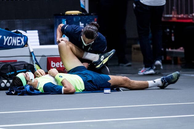 Sport Bilder des Tages bett1HULKS Indoors - ATP, Tennis Herren 250; Koeln, 14.10.2020 Lloyd HARRIS (RSA) muss im Spiel medizinisch betreut werden bett1HULKS Indoors - ATP 250 am 14.10.2020 in Koeln (LANXESSarena), Deutschland Copyright: xBEAUTIFULxSPORTS Wunderlx