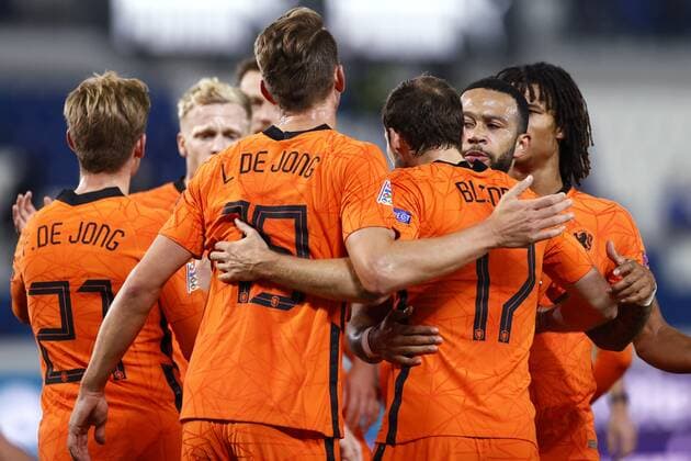 Bergamo - (lr) Frenkie de Jong of Holland, Donny van de Beek of Holland, Luuk de Jong of Holland, Daley Blind of Holland, Memphis Depay of Holland, Nathan Ake of Holland, celebrate 1-1 during the UEFA Nations League match between Italy and the Netherlands at the Stadium Atleti Azzurri d Italia on October 14, 2020 in Bergamo, Italy. ANP KOEN VAN WEEL UEFA Nations League qualifier 2020 2021 xVIxANPxSportx xxANPxIVx