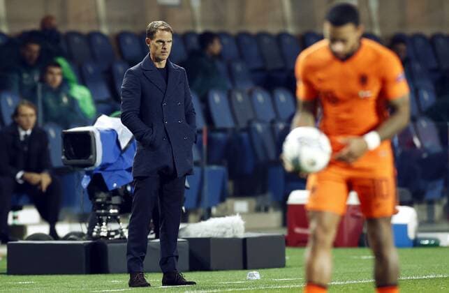Bergamo - (lr) Holland coach Frank de Boer during the UEFA Nations League match between Italy and the Netherlands at the Stadium Atleti Azzurri d Italia on October 14, 2020 in Bergamo, Italy. ANP KOEN VAN WEEL UEFA Nations League qualifier 2020 2021 xVIxANPxSportx xxANPxIVx