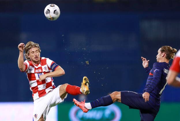 Sport Themen der Woche KW42 Sport Bilder des Tages Croatia v France - UEFA Nations League Luka Modric of Croatia and Antoine Griezmann of France during the UEFA Nations League group stage match between Croatia and France at Maksimir Stadium on October 14, 2020 in Zagreb, Croatia. SanjinxStrukic PIXSELL