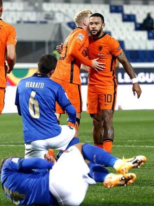 Bergamo - (lr) Donny van de Beek of Holland, Memphis Depay of Holland celebrate the 1-1 during the UEFA Nations League match between Italy and the Netherlands at the Stadium Atleti Azzurri d Italia on October 14, 2020 in Bergamo, Italy. ANP KOEN VAN WEEL UEFA Nations League qualifier 2020 2021 xVIxANPxSportx xxANPxIVx