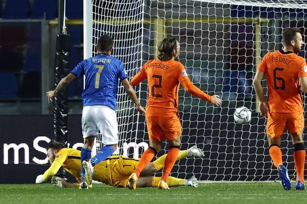 Bergamo - (lr) Lorenzo Pellegrini of Italy scores the 1-0, Holland keeper Jasper Cillessen, Hans Hateboer of Holland during the UEFA Nations League match between Italy and the Netherlands at the Stadium Atleti Azzurri d Italia on October 14, 2020 in Bergamo, Italy. ANP KOEN VAN WEEL UEFA Nations League qualifier 2020 2021 xVIxANPxSportx xxANPxIVx
