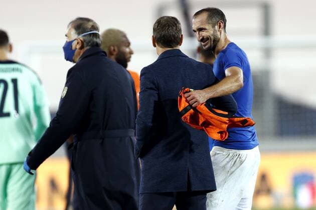 Bergamo - (lr) Holland coach Frank de Boer, Giorgio Chiellini of Italy during the UEFA Nations League match between Italy and the Netherlands at the Stadium Atleti Azzurri d Italia on October 14, 2020 in Bergamo, Italy. ANP KOEN VAN WEEL UEFA Nations League qualifier 2020 2021 xVIxANPxSportx xxANPxIVx