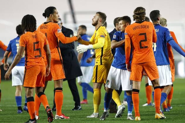 Bergamo - (lr) Virgil van Dijk of Holland, Holland goalkeeper Jasper Cillessen during the UEFA Nations League match between Italy and the Netherlands at the Stadium Atleti Azzurri d Italia on October 14, 2020 in Bergamo, Italy. ANP KOEN VAN WEEL UEFA Nations League qualifier 2020 2021 xVIxANPxSportx xxANPxIVx