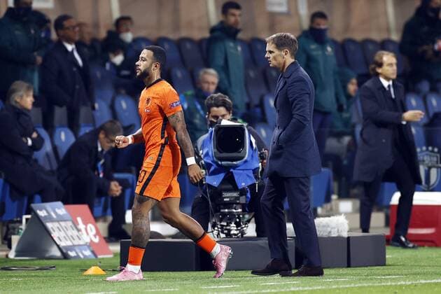 Bergamo - (lr) Memphis Depay of Holland, Holland coach Frank de Boer during the UEFA Nations League match between Italy and the Netherlands at the Stadium Atleti Azzurri d Italia on October 14, 2020 in Bergamo, Italy. ANP KOEN VAN WEEL UEFA Nations League qualifier 2020 2021 xVIxANPxSportx xxANPxIVx