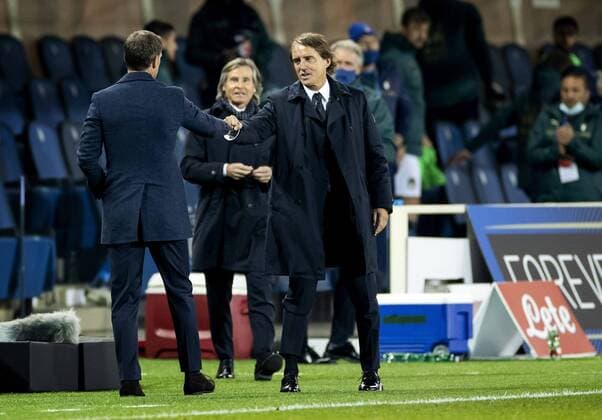 BERGAMO - National coach Frank de Boer and coach Roberto Mancini after the UEFA Nations League match between Italy and the Netherlands in the Stadium Atleti Azzurri d Italia on October 14, 2020 in Bergamo, Italy. ANP KOEN VAN WEEL UEFA Nations League qualifier 2020 2021 xVIxANPxSportx xxANPxIVx