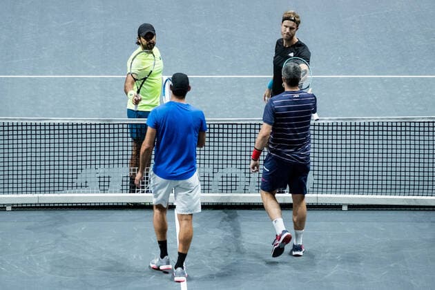 bett1HULKS Indoors - ATP, Tennis Herren 250; Koeln, 15.10.2020 Abklatschen nach Spielende: Dominik INGLOT (GBR) und Aisam-Ul-Haq QURESHI (PAK) im Doppel Santiago GONZALEZ (MEX) und Ken SKUPSKI (GBR) im Doppel bett1HULKS Indoors - ATP 250 am 15.10.2020 in Koeln (LANXESSarena), Deutschland Copyright: xBEAUTIFULxSPORTS Wunderlx