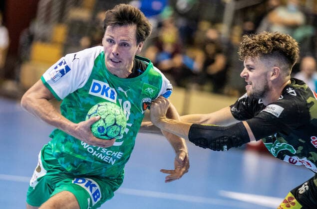 Berlin, 15.10.2020, Handball: Bundesliga, Fuechse Berlin - TSV Hannover-Burgdorf, 4. Spieltag, Max-Schmeling-Halle. Berlins Hans Lindberg (l) setzt sich durch gegen Hannes Feise von TSV Hannover-Burgdorf. Fuechse Berlin - TSV Hannover-Burgdorf