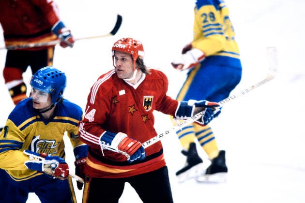 KUEHNHACKEL Erich Team Deutschland Olympische Spiele 1984 in Sarajevo Spiel Deutschland -Schweden am 22. Februar 1984 *** KUEHNHACKEL Erich Team Germany Olympic Games 1984 in Sarajevo Game Germany Sweden on 22 February 1984