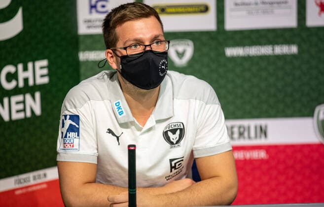 Berlin, 15.10.2020, Handball: Bundesliga, Fuechse Berlin - TSV Hannover-Burgdorf, 4. Spieltag, Max-Schmeling-Halle. Berlins Trainer Jaron Siewert mit Maske auf der Pressekonferenz nach dem Spiel. Fuechse Berlin - TSV Hannover-Burgdorf *** Berlin, 15 10 2020, Handball Bundesliga, Fuechse Berlin TSV Hannover Burgdorf, 4 Matchday, Max Schmeling Halle Berlin coach Jaron Siewert with mask at the press conference after the match Fuechse Berlin TSV Hannover Burgdorf