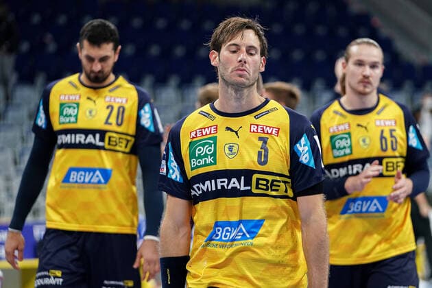 v.li.: Ilija Abutovic (RNL, 20), Uwe Gensheimer (RNL, 3), Lukas Nilsson (RNL, 65), Spieler der Rhein-Neckar-Löwen, enttäuscht über die Niederlage, Enttäuschung nach dem Schlusspfiff, Highlight, Verlierer, verloren, Frustration, disappointed, pessimistisch, 15.10.2020, Mannheim (Deutschland), Handball, Bundesliga, Rhein-Neckar Löwen - SC DHfK Leipzig *** v li Ilija Abutovic RNL, 20 , Uwe Gensheimer RNL, 3 , Lukas Nilsson RNL, 65 , Player of the Rhein Neckar Löwen, disappointed about the defeat, disappointment after the final whistle, highlight, loser, lost, frustration, disappointed, pessimistic, 15 10 2020, Mannheim Germany , Handball, Bundesliga, Rhein Neckar Löwen SC DHfK Leipzig xozx