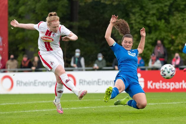 Sport Bilder des Tages 2. Frauen Fussball Bundesliga, 1. FC Koeln - TSG Hoffenheim U20; 17.10.2020 Amber Barrett ( 22, 1. FC Koeln), Amelie Claire Bohnen (TSG Hoffenheim U20, 5) 2. Frauen Fussball Bundesliga, 1. FC Koeln - TSG Hoffenheim U20, Platz 7 Geissbockheim DFL REGULATIONS PROHIBIT ANY USE OF PHOTOGRAPHS AS IMAGE SEQUENCES AND OR QUASI-VIDEO. Copyright: xBEAUTIFULxSPORTS Wunderlx