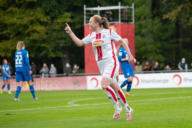 2. Frauen Fussball Bundesliga, 1. FC Koeln - TSG Hoffenheim U20; 17.10.2020 Amber Barrett ( 22, 1. FC Koeln) trifft zum 1:0 2. Frauen Fussball Bundesliga, 1. FC Koeln - TSG Hoffenheim U20, Platz 7 Geissbockheim DFL REGULATIONS PROHIBIT ANY USE OF PHOTOGRAPHS AS IMAGE SEQUENCES AND OR QUASI-VIDEO. Copyright: xBEAUTIFULxSPORTS Wunderlx