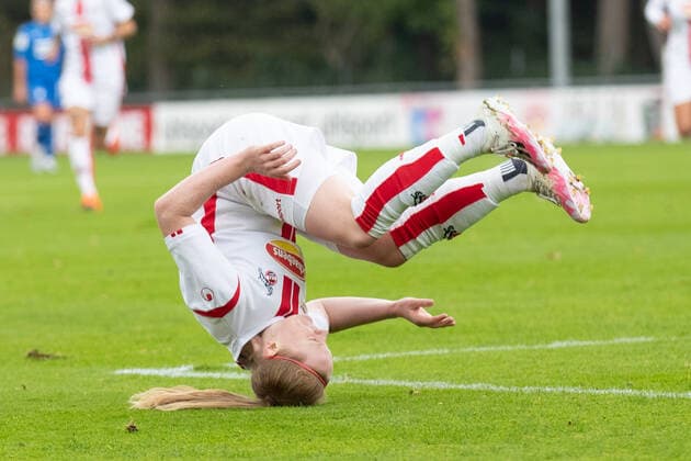 2. Frauen Fussball Bundesliga, 1. FC Koeln - TSG Hoffenheim U20; 17.10.2020 Amber Barrett ( 22, 1. FC Koeln) trifft zum 1:0 2. Frauen Fussball Bundesliga, 1. FC Koeln - TSG Hoffenheim U20, Platz 7 Geissbockheim DFL REGULATIONS PROHIBIT ANY USE OF PHOTOGRAPHS AS IMAGE SEQUENCES AND OR QUASI-VIDEO. Copyright: xBEAUTIFULxSPORTS Wunderlx