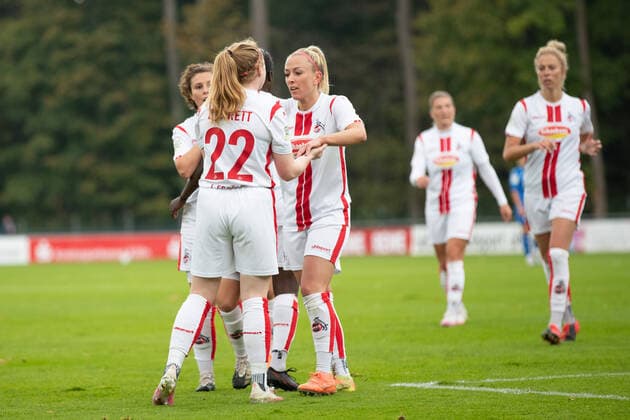 2. Frauen Fussball Bundesliga, 1. FC Koeln - TSG Hoffenheim U20; 17.10.2020 Amber Barrett ( 22, 1. FC Koeln) trifft zum 1:0 - Jubel bei FC Koeln Frauen 2. Frauen Fussball Bundesliga, 1. FC Koeln - TSG Hoffenheim U20, Platz 7 Geissbockheim DFL REGULATIONS PROHIBIT ANY USE OF PHOTOGRAPHS AS IMAGE SEQUENCES AND OR QUASI-VIDEO. Copyright: xBEAUTIFULxSPORTS Wunderlx