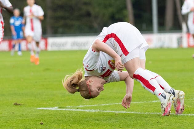 2. Frauen Fussball Bundesliga, 1. FC Koeln - TSG Hoffenheim U20; 17.10.2020 Amber Barrett ( 22, 1. FC Koeln) trifft zum 1:0 2. Frauen Fussball Bundesliga, 1. FC Koeln - TSG Hoffenheim U20, Platz 7 Geissbockheim DFL REGULATIONS PROHIBIT ANY USE OF PHOTOGRAPHS AS IMAGE SEQUENCES AND OR QUASI-VIDEO. Copyright: xBEAUTIFULxSPORTS Wunderlx