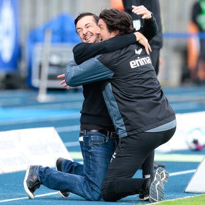 Bilder des Jahres 2020, Sport 10 Oktober Sport Themen der Woche KW42 Sport Bilder des Tages 16.10.2020, xtgx, Fussball 2. Bundesliga, Eintracht Braunschweig - VfL Bochum emspor, v.l. Daniel Meyer (Braunschweig, Trainer), Thomas Stickroth (Braunschweig, Co Trainer) Jubel ueber den Sieg, Jubel nach Spielende (DFL DFB REGULATIONS PROHIBIT ANY USE OF PHOTOGRAPHS as IMAGE SEQUENCES and or QUASI-VIDEO) Eintracht Stadion *** 16 10 2020, xtgx, Fussball 2 Bundesliga, Eintracht Braunschweig VfL Bochum emspor, from l Daniel Meyer Braunschweig, Coach , Thomas Stickroth Braunschweig, Co Coach Joy about the victory, Joy after the end of the game DFL DFB REGULATIONS PROHIBIT ANY USE OF PHOTOGRAPHS as IMAGE SEQUENCES and or QUASI VIDEO Eintracht Stadion