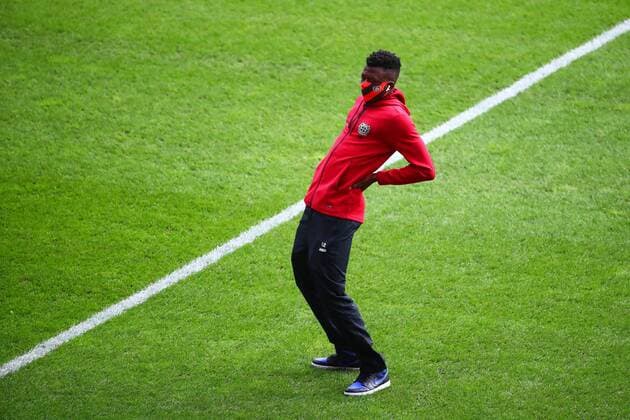 Edmond Tapsoba (Leverkusen) mit Maske FSV Mainz 05 vs Bayer 04 Leverkusen, Fussball, 1. Liga, 17.10.2020 DFL REGULATIONS PROHIBIT ANY USE OF PHOTOGRAPHS AS IMAGE SEQUENCES AND OR QUASI-VIDEO FSV Mainz 05 vs Bayer 04 Leverkusen, Fussball, 1. Liga, 17.10.2020 Mainz Copyright: xWeissx Eibner-Pressefotox EP_rws