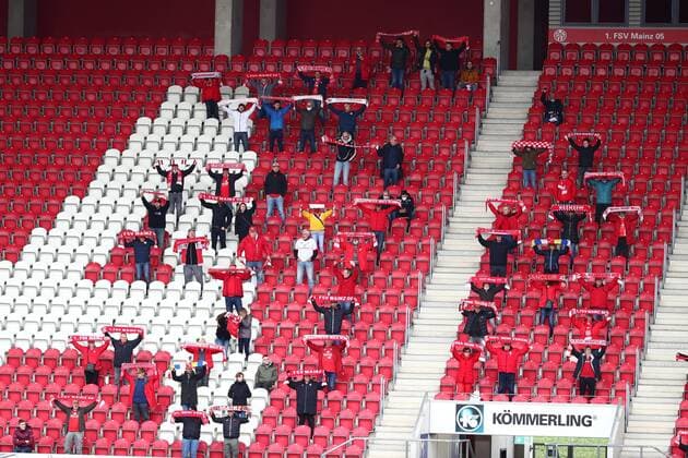 Vereinzelt sitzen Zuschauer auf der Gegentribuene der Opel Arena beim Spiel Mainz gegen Leverkusen. 250 Zuschauer sind zu dem Spiel zugelassen FSV Mainz 05 vs Bayer 04 Leverkusen, Fussball, 1. Liga, 17.10.2020 DFL REGULATIONS PROHIBIT ANY USE OF PHOTOGRAPHS AS IMAGE SEQUENCES AND OR QUASI-VIDEO FSV Mainz 05 vs Bayer 04 Leverkusen, Fussball, 1. Liga, 17.10.2020 Mainz *** Some spectators are sitting on the opposite tribune of the Opel Arena at the game Mainz vs. Leverkusen 250 spectators are admitted to the game FSV Mainz 05 vs Bayer 04 Leverkusen, Fussball, 1 Liga, 17 10 2020 DFL REGULATIONS PROHIBIT ANY USE OF PHOTOGRAPHS AS IMAGE SEQUENCES AND OR QUASI VIDEO FSV Mainz 05 vs Bayer 04 Leverkusen, Fussball, 1 Liga, 17 10 2020 Mainz Copyright: xWeissx Eibner-Pressefotox EP_rws