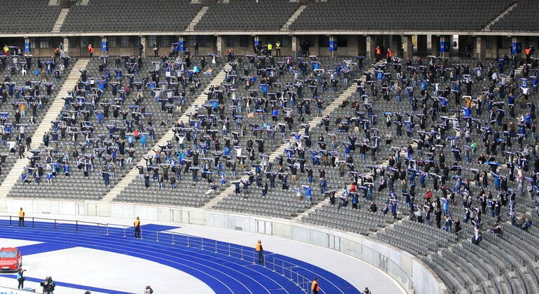 Bilder des Jahres 2020, Sport 10 Oktober Sport Themen der Woche KW42 GER, DFL, 1.FBL, Hertha BSC VS. VfB Stuttgart 17.10.2020, OLympiastadion, Berlin, GER, DFL, 1.FBL, Hertha BSC VS. VfB Stuttgart, DFL regulations prohibit any use of photographs as image sequences and or quasi-video im Bild Hertha-BSC-Fans *** GER, DFL, 1 FBL, Hertha BSC VS VfB Stuttgart 17 10 2020, OLympiastadion, Berlin, GER, DFL, 1 FBL, Hertha BSC VS VfB Stuttgart, DFL regulations prohibit any use of photographs as image sequences and or quasi video in the picture Hertha BSC fans nordphotox xEngler nph00076