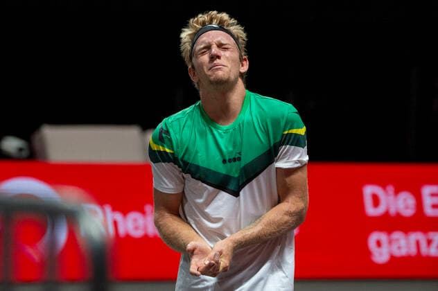 Sport Bilder des Tages Im Verletzung bei Alejandro DAVIDOVICH FOKINA (ESP), Alexander ZVEREV (GER) vs. Alejandro DAVIDOVICH FOKINA (ESP), TENNIS, bett1hulks Indoor, 1. Halbfinale, 17.10.2020, GER, TENNIS, ATP, Tennis Herren TOUR, bett1hulks Indoor, 1. Halbfinale, Alexander ZVEREV (GER) vs. Alejandro DAVIDOVICH FOKINA (ESP), 17.10.2020 KOELN Copyright: xEibnerxPressefotox xBenjaminxSOELZERx EP_BSO