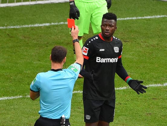 Sport Bilder des Tages 17.10.2020, xhbx, Fussball 1.Bundesliga, FSV Mainz 05 - Bayer 04 Leverkusen emspor, v.l. Rote Karte für, red card for, Platzverweis, Game Misconduct Edmond Tapsoba (Bayer Leverkusen) wird aber annuliert (DFL DFB REGULATIONS PROHIBIT ANY USE OF PHOTOGRAPHS as IMAGE SEQUENCES and or QUASI-VIDEO) Mainz