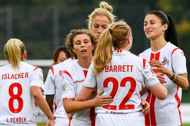 Die Spielerinnen des 1. FC Köln bejubeln den Treffer zum 1:0 durch Amber Barett (Köln, 22, 2. v.li), jubeln über ein Tor, Jubel, Torjubel, Torerfolg, celebrate the goal, goal, celebration, Jubel ueber das Tor, optimistisch, Action, Aktion, 17.10.2020, Köln (Deutschland), Fussball, 2. Frauen-Bundesliga Süd, 1. FC Köln - TSG 1899 Hoffenheim II, DFB DFL REGULATIONS PROHIBIT ANY USE OF PHOTOGRAPHS AS IMAGE SEQUENCES AND OR QUASI-VIDEO.