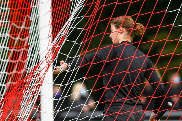 Barbara Engbarth (Assistentin) prüft das Tornetz vor Spielbeginn, Einzelbild, Aktion, Action, 17.10.2020, Köln (Deutschland), Fussball, 2. Frauen-Bundesliga Süd, 1. FC Köln - TSG 1899 Hoffenheim II, DFB DFL REGULATIONS PROHIBIT ANY USE OF PHOTOGRAPHS AS IMAGE SEQUENCES AND OR QUASI-VIDEO.