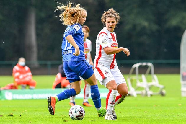 v.li.: Lisa Drexler (TSG, 13), Anja Pfluger (Köln, 20), Zweikampf, Duell, duel, tackle, tackling, Dynamik, Action, Aktion, 17.10.2020, Köln (Deutschland), Fussball, 2. Frauen-Bundesliga Süd, 1. FC Köln - TSG 1899 Hoffenheim II, DFB DFL REGULATIONS PROHIBIT ANY USE OF PHOTOGRAPHS AS IMAGE SEQUENCES AND OR QUASI-VIDEO.