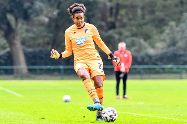 Louisa Binley (Torfrau TSG, 23) am Ball, Spielszene, Freisteller, Ganzkörper, Einzelbild, Aktion, Action, 17.10.2020, Köln (Deutschland), Fussball, 2. Frauen-Bundesliga Süd, 1. FC Köln - TSG 1899 Hoffenheim II, DFB DFL REGULATIONS PROHIBIT ANY USE OF PHOTOGRAPHS AS IMAGE SEQUENCES AND OR QUASI-VIDEO.